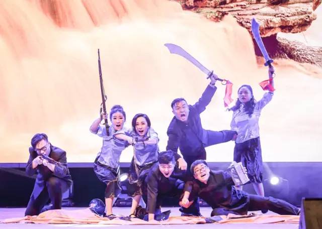 作為本場晚會的最后一個節(jié)目，《黃河大合唱》刷新你完全不一樣的體驗。