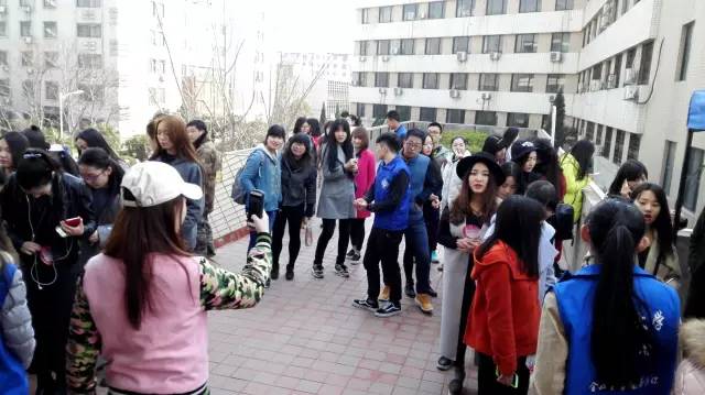 還沒開始時大家已經(jīng)開始有序排隊了，棒棒噠！