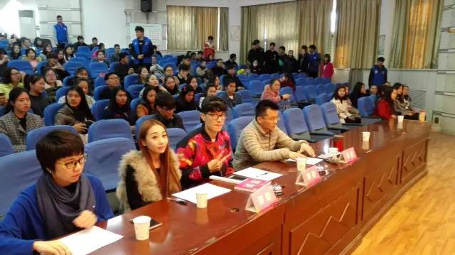 是不是很想讓Seven為你舉牌？