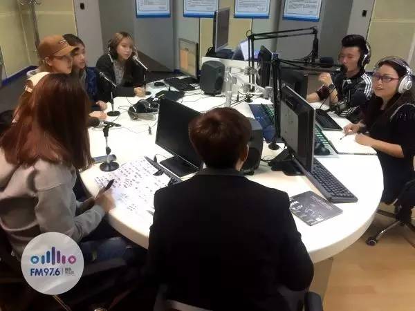 正式直播的時(shí)候，美少女們都非常認(rèn)真哦！