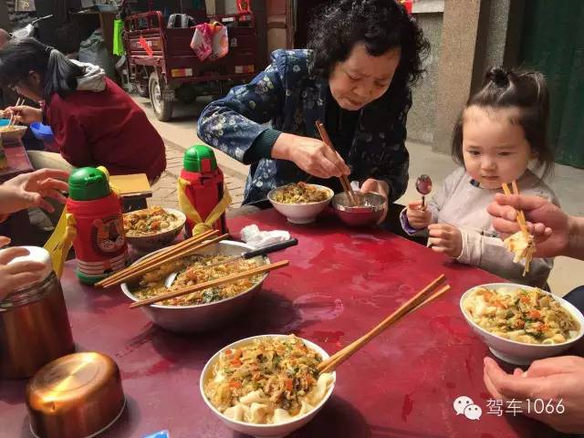 據(jù)說手搟面和柴雞蛋更配哦！