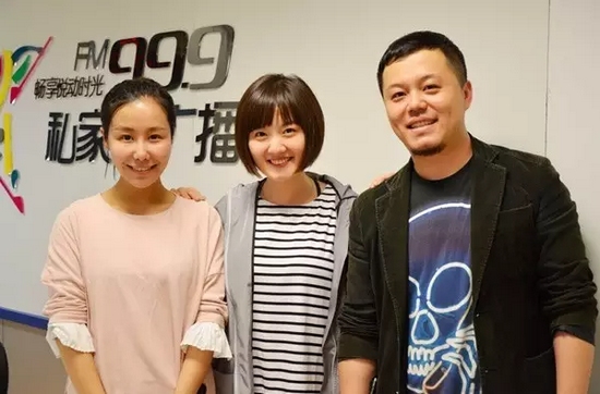 跟兩位女神在一起，莫非你知道你此刻有多招小編嫉恨？