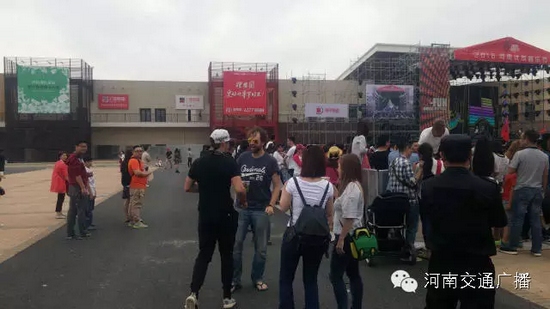 哇塞，現(xiàn)場還有外國友人~