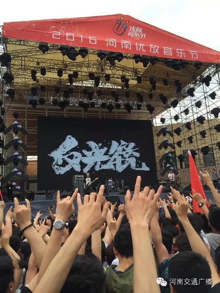 這么多朋友！默契的舉著一個手勢！