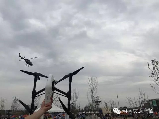 你以為音樂節(jié)只有音樂嗎？交廣號和無人機也在哦，看見它就揮揮手吧！