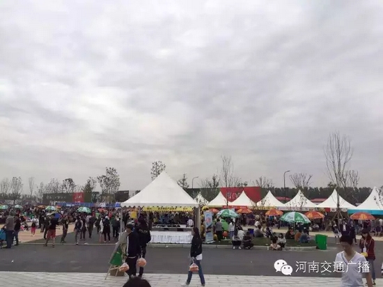 雖然天空已經(jīng)烏云密布，但大家的熱情絲毫不減！