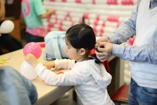 我能第一時(shí)間找到為我編辮子的爸爸，因?yàn)樗氖质悄菢拥臏厝岫辛α? complete=