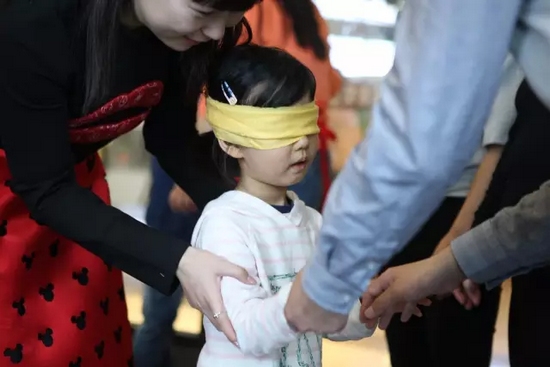 我能第一時(shí)間找到為我編辮子的爸爸，因?yàn)樗氖质悄菢拥臏厝岫辛α? complete=