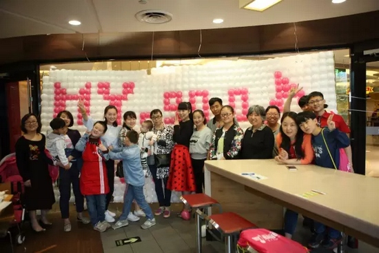 大合影定格住愉快的親子時(shí)光