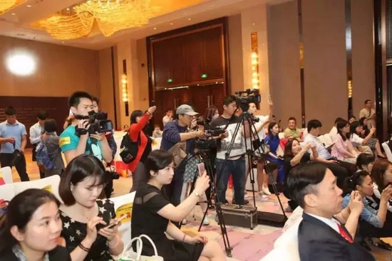 一時相機、攝像機齊閃