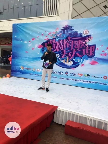 路飛冒雨主持，心中火熱的根本不需要雨傘啦！