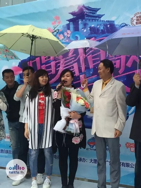 海波瞞著妻子，請來妻子的家人，耿梅驚喜感動，喜極而泣~