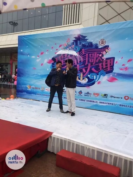 這位男士向遠(yuǎn)在家鄉(xiāng)的妻子隔空表白，勇氣真是大大的，您對妻子的愛，已經(jīng)超越萬水千山。