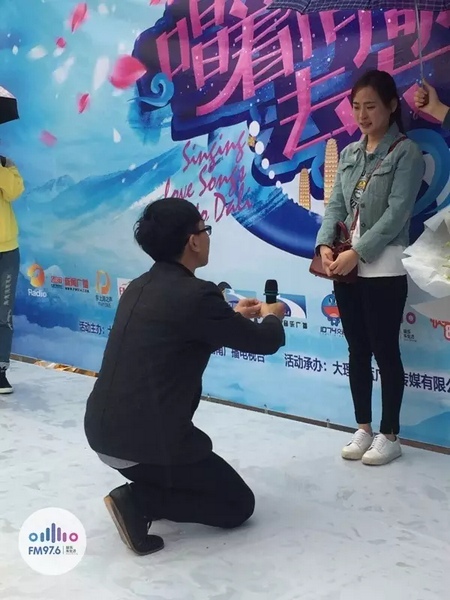 蘇世龍手捧戒指，單膝跪地向夢夢求婚，夢夢激動的說不出話來，點(diǎn)頭答應(yīng)~