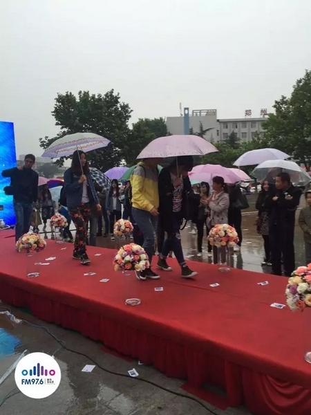 　　好友從屏幕后面走出來，他們特意從陜西、平頂山趕來為兩人送出祝福。