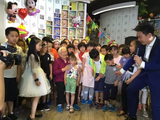 　　豫劇表演藝術(shù)家高潔老師和孩子們在一起，講述自己和戲曲的故事，祝福所有的小朋友節(jié)日快樂。