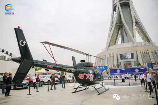 張貼著愛心助考車貼的“交廣號”直升機也同時起飛，共同開啟了今年的愛心助考之旅。