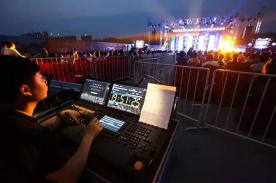 嚴謹?shù)囊繇懤蠋?，晚會的效果全在他的控制之?nèi)。