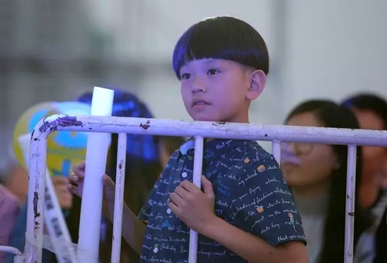 正是你們的笑容，才讓我們有了繼續(xù)前行的動力，哪怕風(fēng)雨兼程。