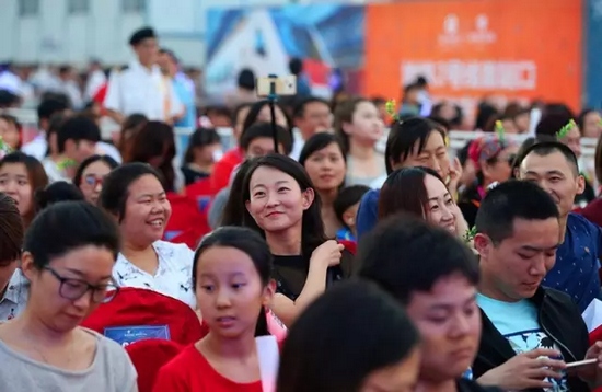 正是你們的笑容，才讓我們有了繼續(xù)前行的動力，哪怕風(fēng)雨兼程。