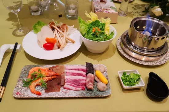 精致的小火鍋，用的是綠色燃料——乙醇。