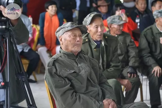 臺(tái)上展風(fēng)采，臺(tái)下笑開懷