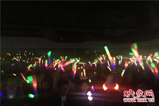 當(dāng)晚現(xiàn)場(chǎng)約2500個(gè)座位全場(chǎng)爆滿，還有全國(guó)各地歌迷會(huì)趕來(lái)的歌迷們。