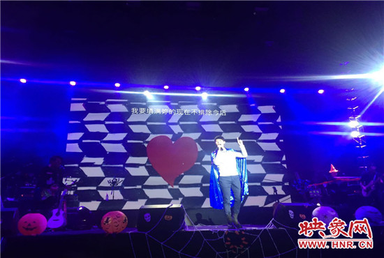 嚴(yán)爵及相信音樂旗下其他藝人賣力演出。