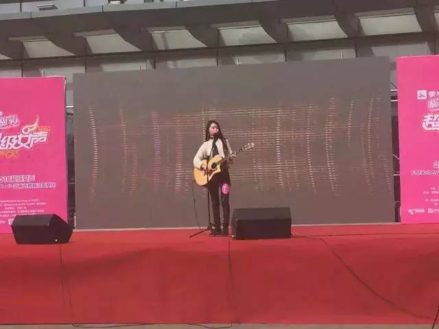 第一位自彈自唱的女生，魅力無法阻擋！