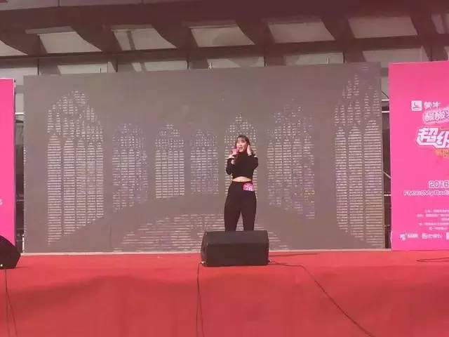 這pose一看就是在飆高音，猜猜看她唱的是哪首歌？