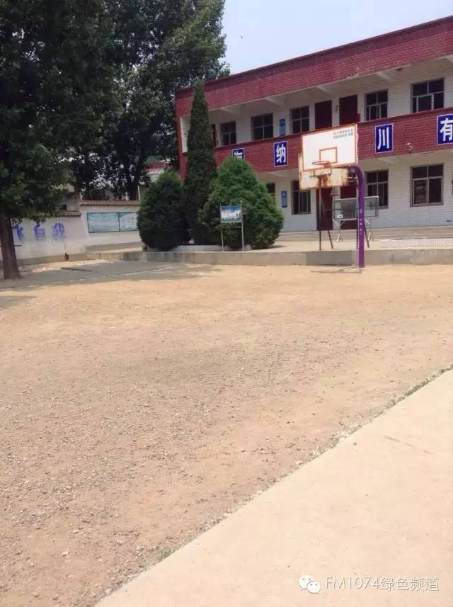 學(xué)校面積不大，只有一棟教學(xué)樓。