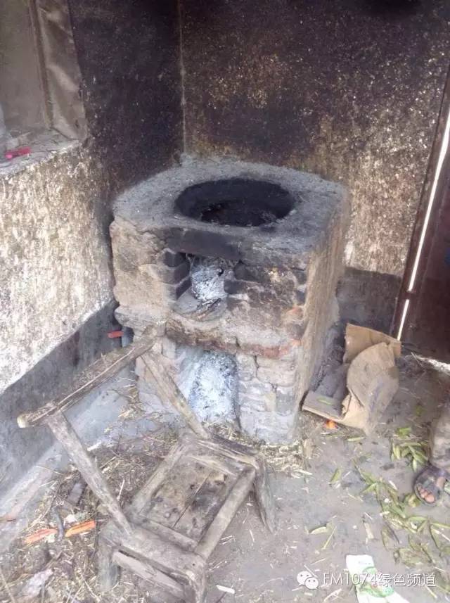 走訪另一個(gè)貧困家庭，進(jìn)去之后才知道什么是真正的一貧如洗、家徒四壁。