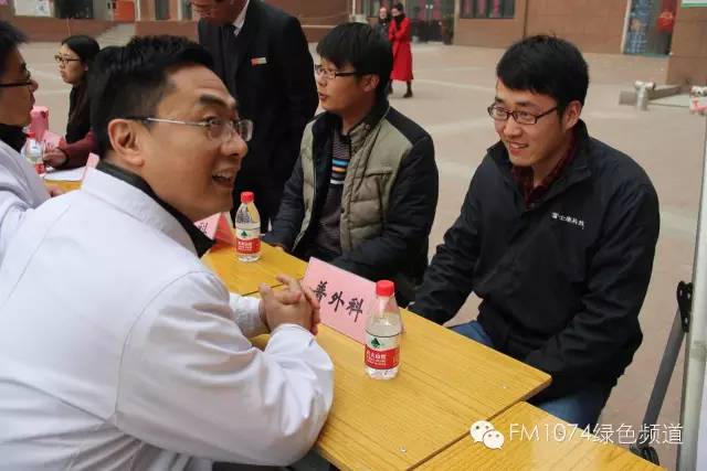 看這位小伙兒，跟我們的醫(yī)生都聊嗨了……