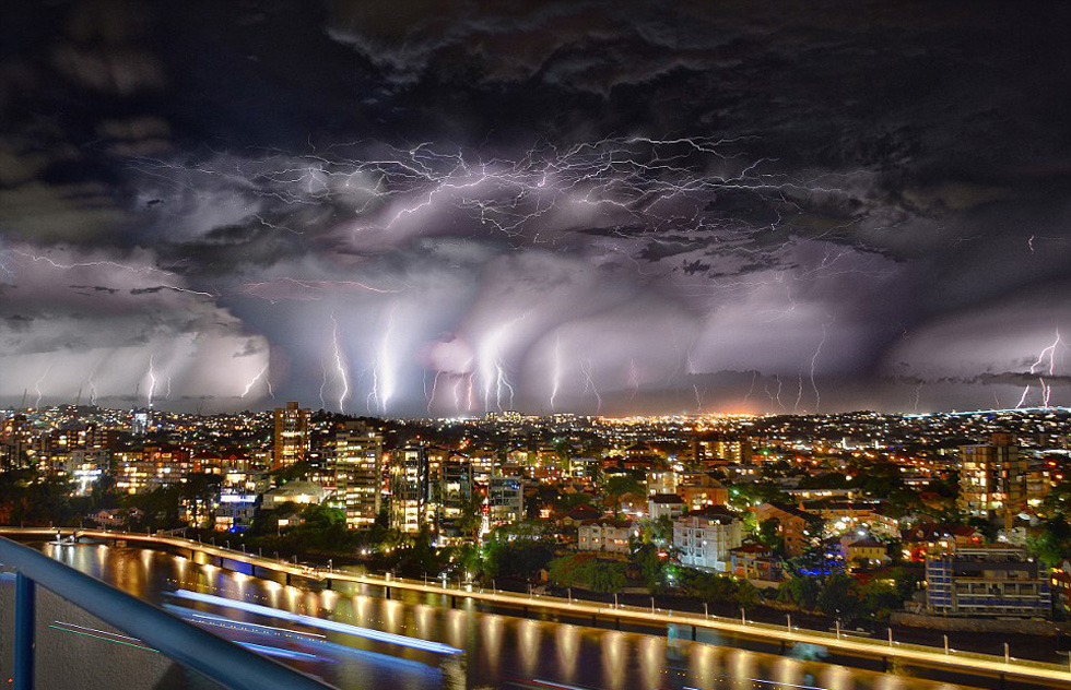 超10萬(wàn)次雷電襲擊布里斯班 電光沖天場(chǎng)面震撼