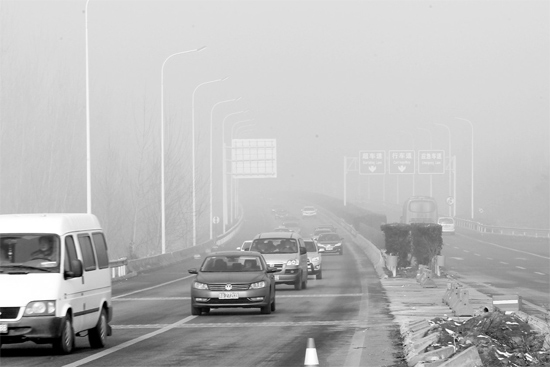 最近能見度不佳的天氣，給駕車上高速的車主提出了更多的要求