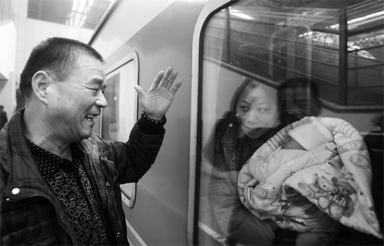 車(chē)要開(kāi)了，史振星揮手向女兒懷中的外孫告別。女兒帶著剛剛出生43天的孩子，要到千里之外湖南的婆婆家過(guò)新