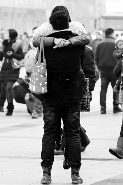 浪漫的情侶，離別時(shí)不忘激情擁抱