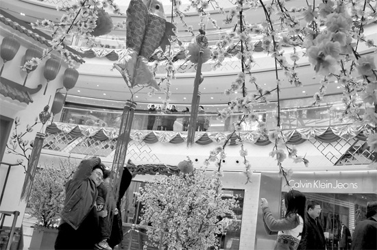 春節(jié)七天假，逛商場(chǎng)成了很多市民的度假方式