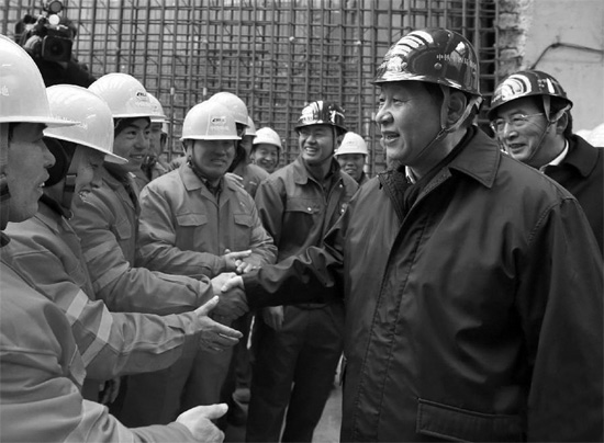 除夕前一天，習近平到北京地鐵8號線南鑼鼓巷站施工工地慰問農(nóng)民工和技術(shù)人員