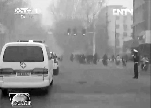 正值上下班高峰，交警調(diào)信號(hào)燈分流車輛