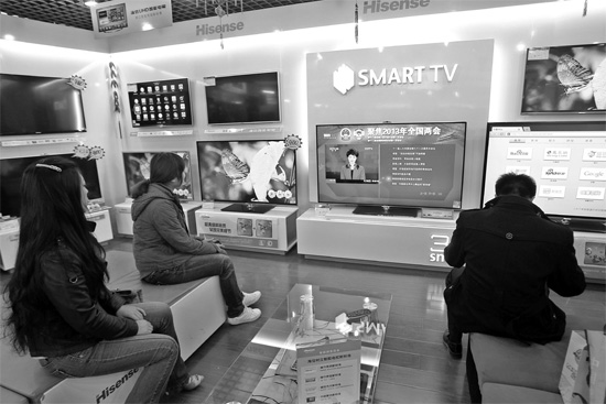 5日，鄭州市的家電賣(mài)場(chǎng)里，網(wǎng)絡(luò)電視正在同步直播兩會(huì)報(bào)道 東方今報(bào)記者張培方攝