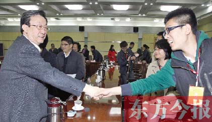 4月22日，省委書(shū)記、省人大常委會(huì)主任郭庚茂和“聚焦中博·河南行”中部六省媒體采訪團(tuán)成員親切握手