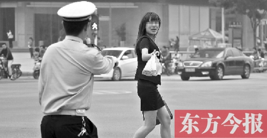 一名女子闖紅燈，并且躲避交警的處罰