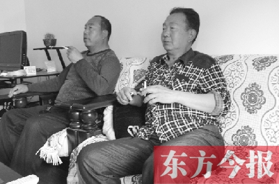 吳四輩和張年學(xué)在家聊天，談?wù)撋稌r候能去上班