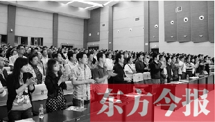 演員謝幕時(shí)，沒(méi)有觀眾離場(chǎng)，而是全部起立熱烈鼓掌