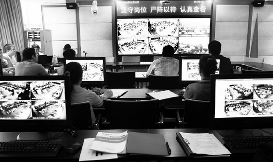 2013年高考首日，鄭州市國家考試考務指揮中心內，工作人員通過監(jiān)控器遠程監(jiān)考