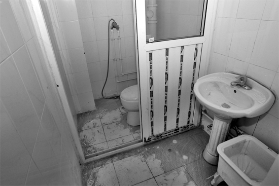 不僅周邊設(shè)施齊全，鄭州公租房室內(nèi)設(shè)施也齊全。圖為剛安裝好的衛(wèi)浴設(shè)施