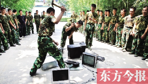 為了讓孩子表達戒除網癮的決心，學校組織孩子親手砸毀電腦