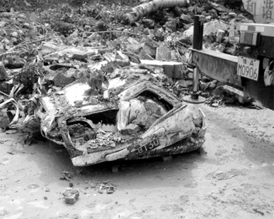 7月2日，新密市區(qū)，暴雨沖倒圍墻，一輛汽車被砸成“鐵餅”