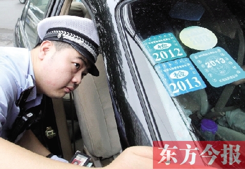 昨天上午，鄭州交巡警開始對進入四橋一路的非綠標(biāo)車按闖禁行進行處罰